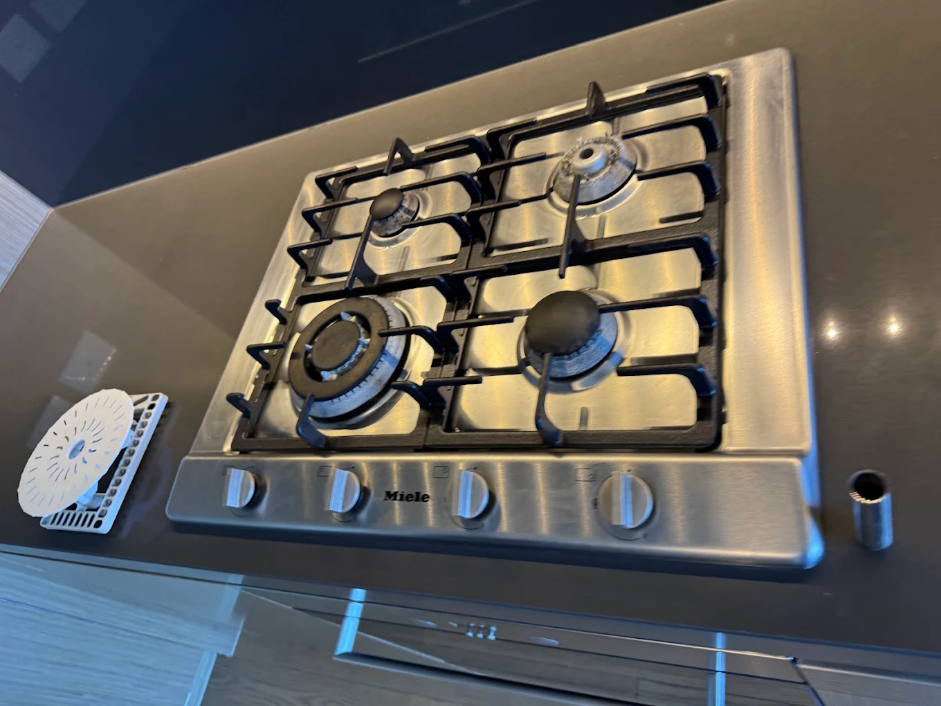 Cooktop detail clean example - Prestige Bond Cleaning Hemmant
